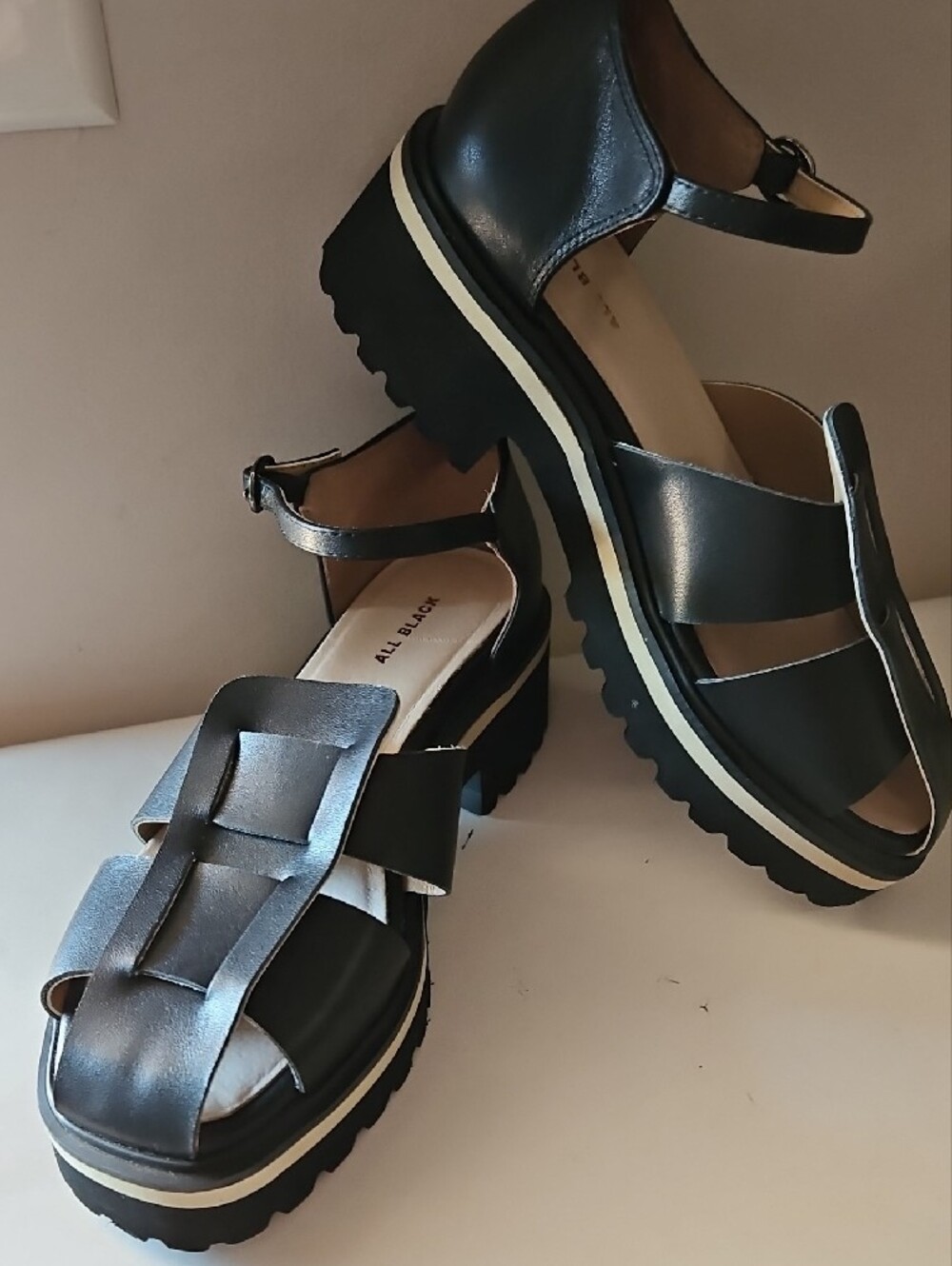 NWOT "ALL BLACK" LEATHER FISHERMANS SANDALS SZ 37.5 = 7